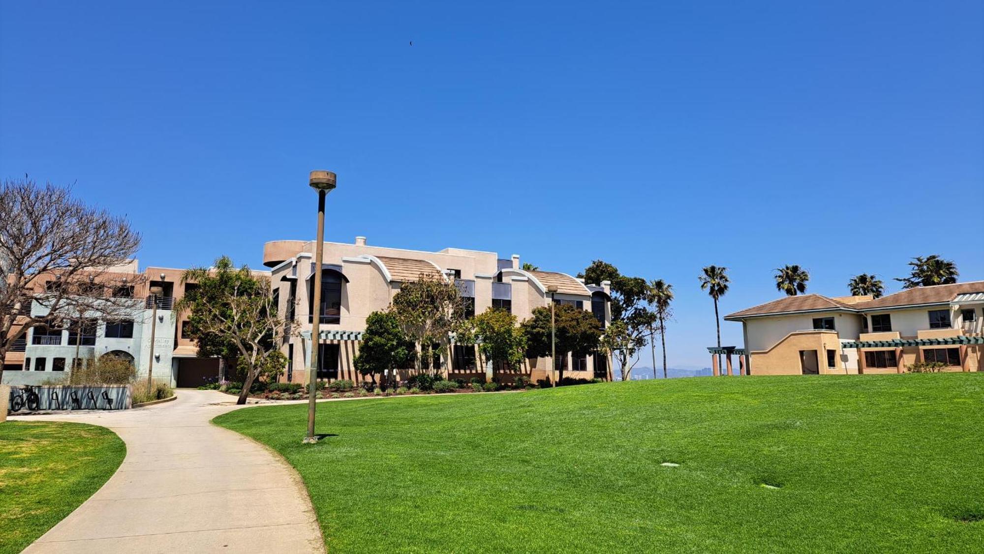 Loyola Marymount University - Apartments - Los Angeles — Photos 3